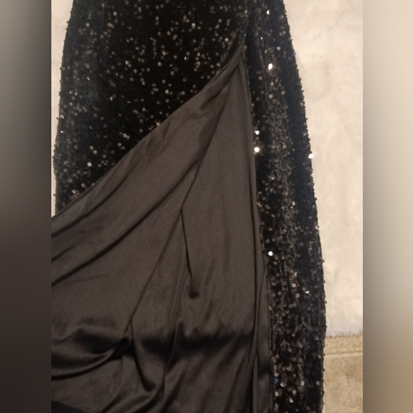 Beautiful gown - Picture 4 of 7